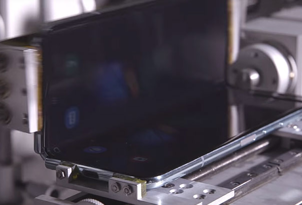 三星公布Galaxy Fold折叠测试影片，强调其折叠屏幕与转轴的耐用度