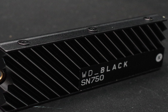 EKWB操刀的酷炫散热片、性能更为可靠， WD BLACK SN750 NVMe SSD散热片版动手玩