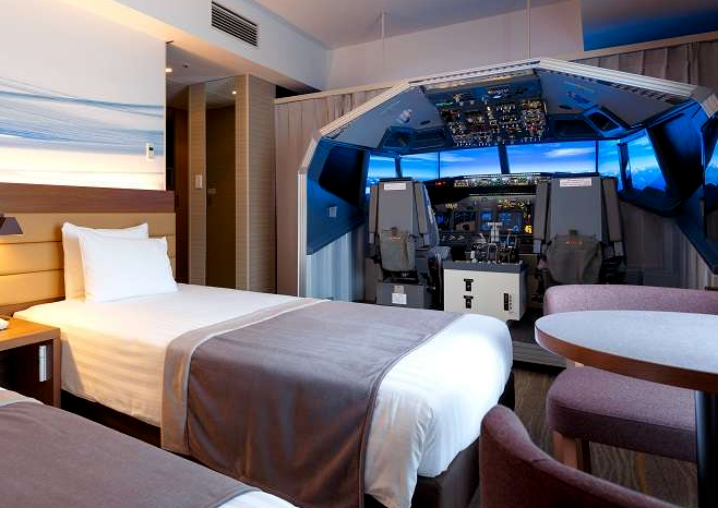 羽田机场2航酒店房间配备飞行模拟器，仿佛睡在驾驶舱受享受起飞降落的天空