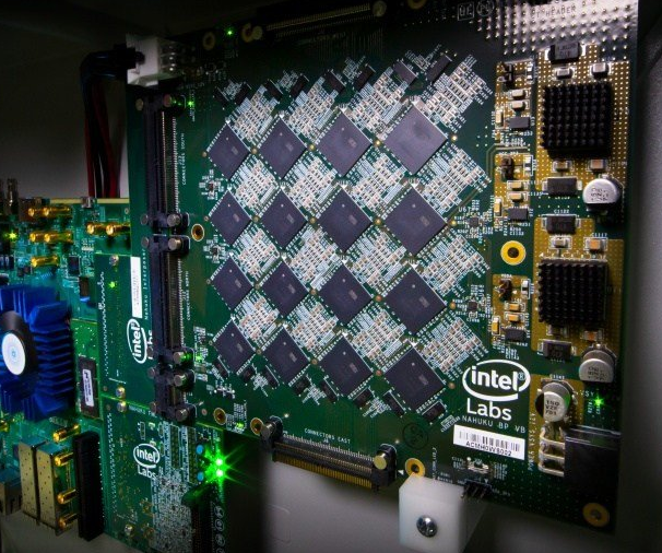 Intel推出以64组Loihi处理器建构800万组类神经元，比一般CPU运算效率提升1万倍